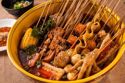 東北人搶走了四川人的麻辣燙，而麻辣燙養(yǎng)活了一個火鍋料行業(yè)！